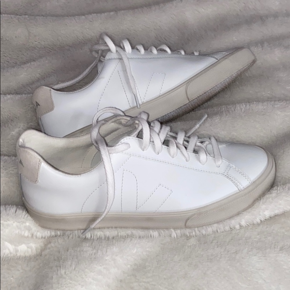 Veja Esplar Leather Low-Top Sneakers